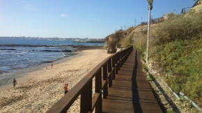 PRAIA DAS AVENCAS Apt junto ao mar com estacionamento e AC